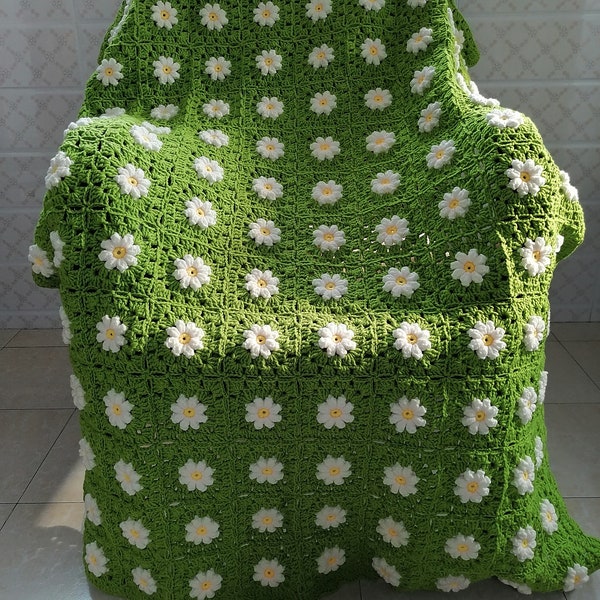 Coperta all'uncinetto fatta a mano con margherite: coperta verde, gialla e bianca