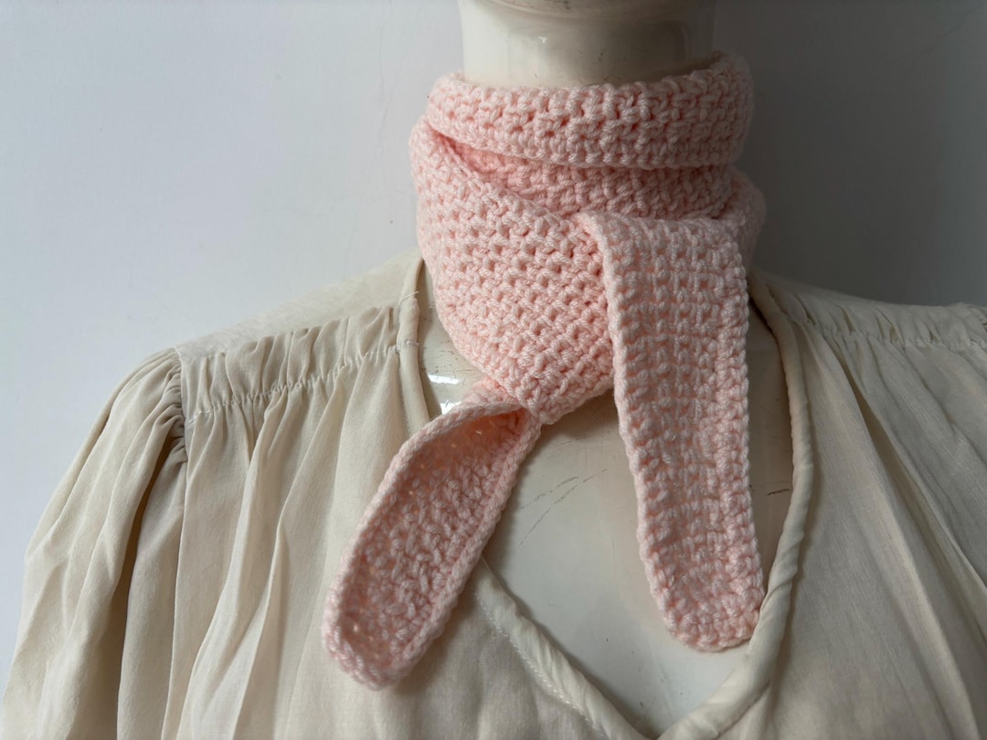 Sciarpa sottile lavorata a mano all'uncinetto: morbido foulard