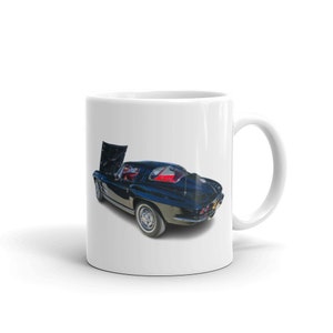 Op de afbeelding: Een witte keramische mok met een zwarte en zilveren klassieke auto erop gedrukt. De auto heeft de motorkap open en is van de kijker afgekeerd.