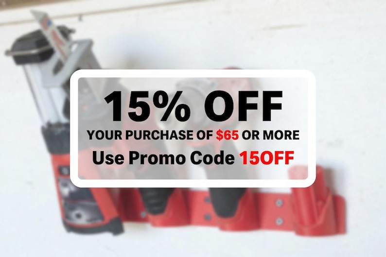 Puede incluir: Clavadora y cintur&oacute;n de herramientas rojos y negros con el texto "15% OFF" y "Use Promo Code 15OFF". Las herramientas est&aacute;n montadas en una pared blanca.