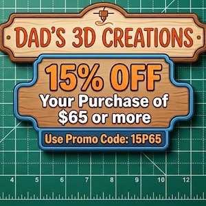 K&ouml;nnte beinhalten: Holzschild mit der Aufschrift "DAD'S 3D CREATIONS" oben. Darunter ein Schild mit "15% RABATT" auf Eink&auml;ufe ab 60&euro;, mit dem Promo-Code "15P65". Der Hintergrund ist eine gr&uuml;ne Schneidematte mit Zollma&szlig;en.