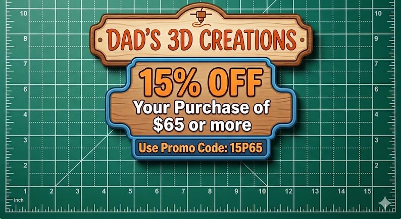 K&ouml;nnte beinhalten: Holzschild mit der Aufschrift "DAD'S 3D CREATIONS" oben. Darunter ein Schild mit "15% RABATT" auf Eink&auml;ufe ab 60&euro;, mit dem Promo-Code "15P65". Der Hintergrund ist eine gr&uuml;ne Schneidematte mit Zollma&szlig;en.