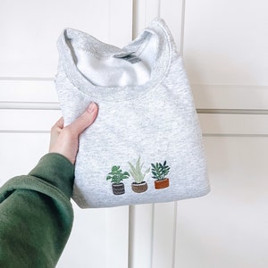 Bluza z haftowanym okrągłym dekoltem Houseplant Trio, Plant Mom, Garden Lover, Przytulny strój wypoczynkowy