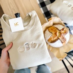 Sudadera bordada con cuello redondo "Sourdough Trio", masa madre, pan, olla holandesa, para panadero