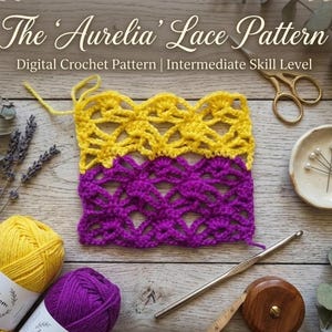 Puede incluir: Un patrón de crochet digital titulado "The Aurelia Lace Pattern" para un nivel de habilidad intermedio. La imagen muestra una muestra del encaje en hilo amarillo y morado, junto con ovillos de lana, un ganchillo y unas tijeras.