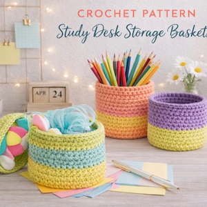 Puede incluir: Patrón de ganchillo para cestas de almacenamiento de escritorio. La imagen muestra varias cestas de ganchillo hechas a mano en varios colores, incluyendo amarillo, naranja y morado. Una cesta está abierta, revelando contenido colorido. Lápices y bolígrafos están en otras cestas.
