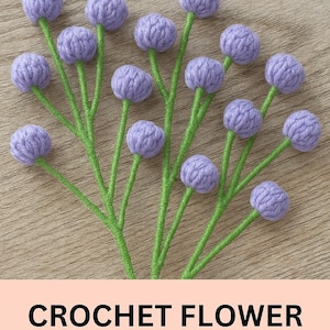 Può includere: Boccioli di fiori all'uncinetto, con capolini color lavanda e steli verdi, su uno sfondo di legno marrone chiaro. Il testo "CROCHET FLOWER BUD PATTERN" è visualizzato nella parte inferiore dell'immagine.