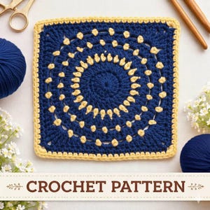Peut inclure: Un motif de crochet carré bleu marine avec une bordure jaune et un motif en spirale. Le texte "CROCHET PATTERN" est visible. L'image comprend également des pelotes de laine, des ciseaux et des aiguilles à crochet.