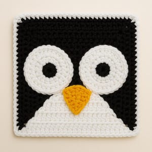 Peut inclure: Ensemble de trois mugs en céramique avec une finition mate et mouchetée. Les tasses sont de couleur crème, gris clair et gris foncé. Chaque mug a un design simple et minimaliste avec une anse arrondie.