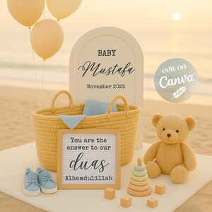 Op de afbeelding: Een baby-aankondigingsscène op een strand. Het bevat een geweven mand, een bord met tekst, babyschoenen, een teddybeer en houten speelgoed. Ballonnen zweven op de achtergrond. Op het bord staat "You are the answer to our duas, Alhamdulillah."