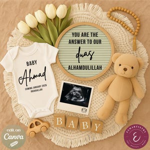 Op de afbeelding: Een baby aankondiging met een witte romper met de tekst "BABY Ahmad", een echo, houten blokken met de tekst "BABY" en een teddybeer. De aankondiging bevat de tekst "COMING JANUARY 2026 INSHAALLAH" en "YOU ARE THE ANSWER TO OUR duas ALHAMDULILLAH".
