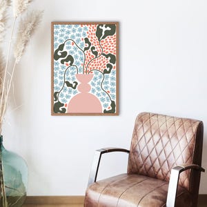 Puede incluir: Una impresi&oacute;n floral abstracta en rosa y verde con un jarr&oacute;n en el centro. El jarr&oacute;n es de color rosa claro y tiene una forma redondeada. Las flores son azules y naranjas y est&aacute;n dispuestas en un patr&oacute;n de remolino.