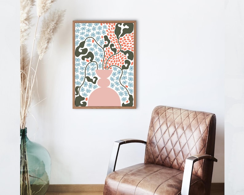 Puede incluir: Una impresi&oacute;n floral abstracta en rosa y verde con un jarr&oacute;n en el centro. El jarr&oacute;n es de color rosa claro y tiene una forma redondeada. Las flores son azules y naranjas y est&aacute;n dispuestas en un patr&oacute;n de remolino.