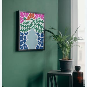 Puede incluir: Una impresi&oacute;n enmarcada de un dise&ntilde;o floral abstracto colorido con flores rosas, azules y verdes en un jarr&oacute;n. El jarr&oacute;n es azul claro y el fondo es blanco.