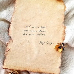 Und selbst dann noch, Und selbst danach... Keep Loving. Handgeschriebene Affirmationen Auf Vintage handgeschöpftem Papier. Poesie-Wandbehang