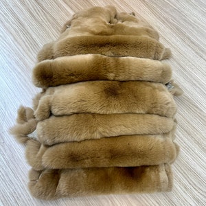 Pelliccia di coniglio color cammello REX FUR Pelle di lusso morbida per indumenti Tappeto di pelliccia Coperta Tappezzeria Cappello per bambini Fodera per carrozzina Divano Coniglio fai da te