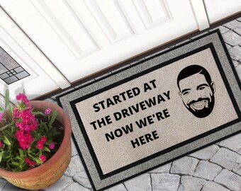 Comenzó en el camino de entrada ahora estamos aquí Doormat / Drake Doormat / Doormat - Bienvenido Doormat - Custom Doormat - Music Doormat - Regalo divertido