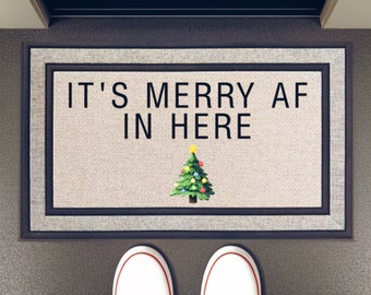 Felpudo con texto "It's Merry AF In Here" / Felpudo navideño divertido / Regalo de vacaciones navideñas / Regalo de Hanukkah / Felpudo de bienvenida / Decoración navideña