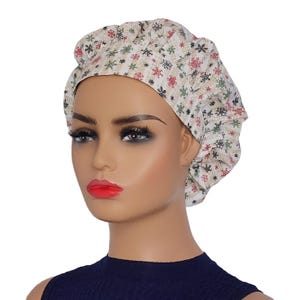 Christmas Print Scrub Hat/Bouffant Style hat/Off-white With Colorful Snowflakes Cap/Festive Holiday Surgery Hat/Gift for Healthcare Workers
