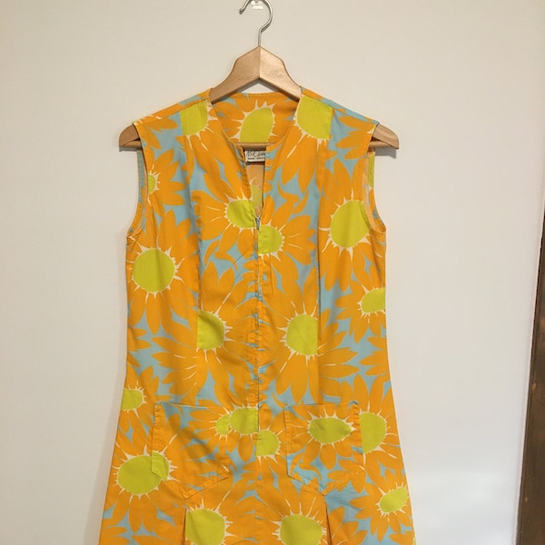 Vintage colorful mod 1960s bold floral daisy print summer dress with pockets