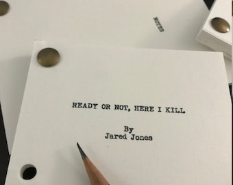 Może przedstawiać: Biała okładka scenariusza z mosiężnymi nitami. Tytuł "READY OR NOT, HERE I KILL" jest wydrukowany czarnym kolorem. Pod tytułem widnieje napis "By Jared Jones".