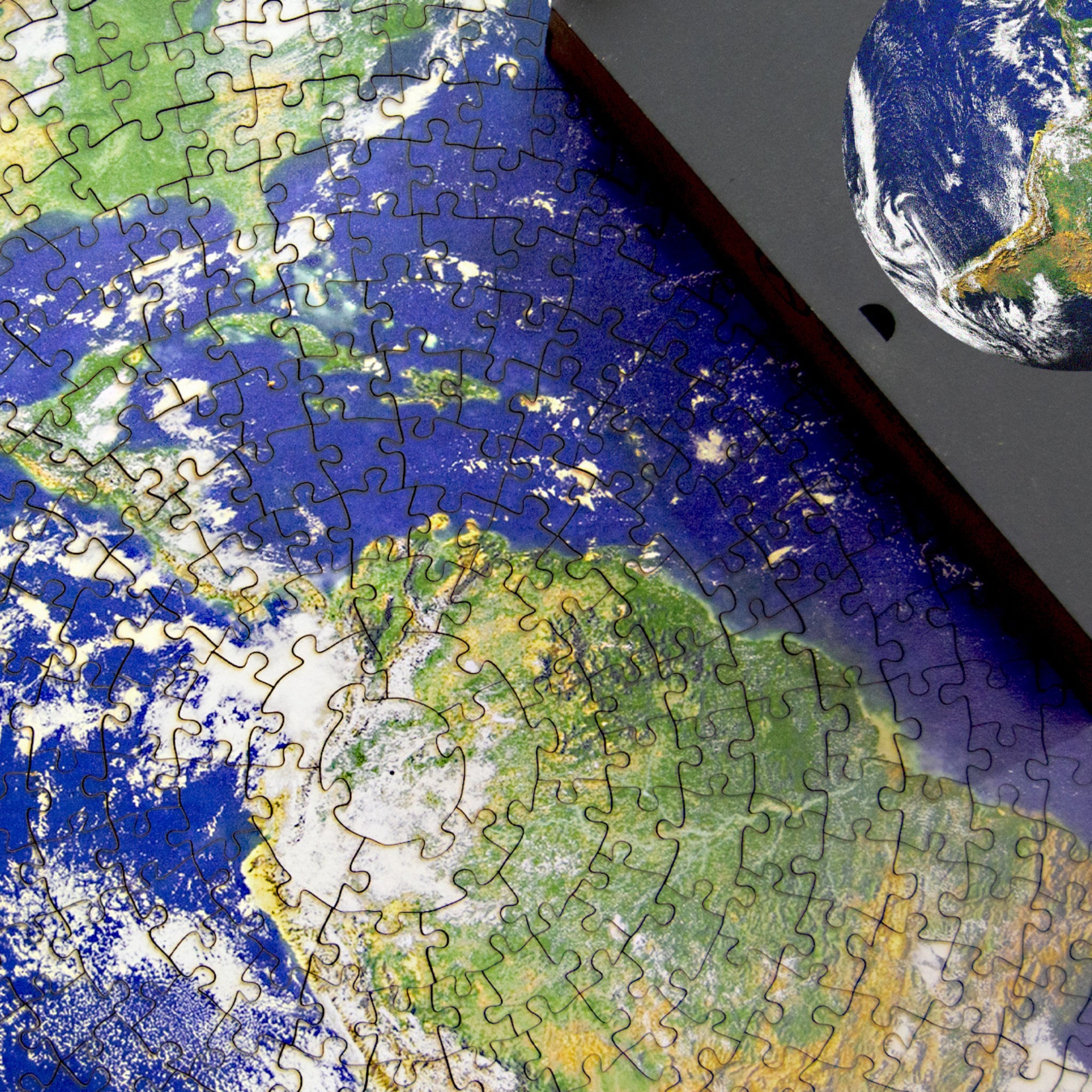 Earth – Round Wooden Jigsaw Puzzle | Collector's Edition