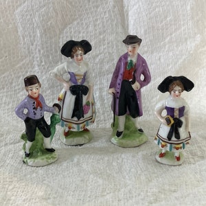 Vintage figurine family/ Victorian dutch
