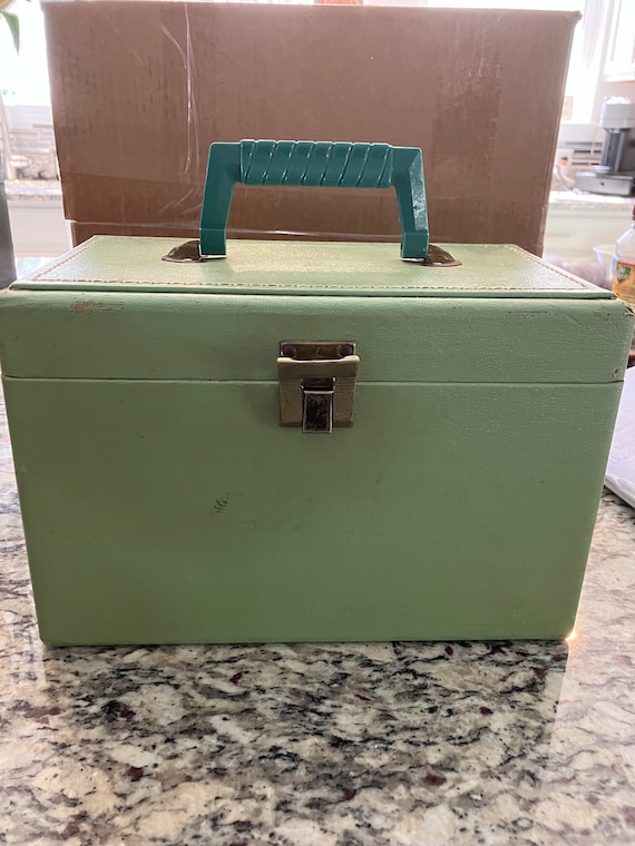 vintage green cosmetic travel/train case