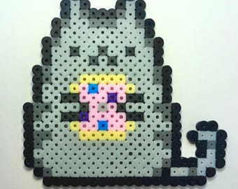 Figura de gato gris hecha con cuentas Perler.