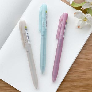 Stylos Pentel Calme - Série limitée Frosted Relaxed - Pointe moyenne 0,5 mm - Encre noire - Bleu givre / Beige transparent / Rose mauve - 1 pièce