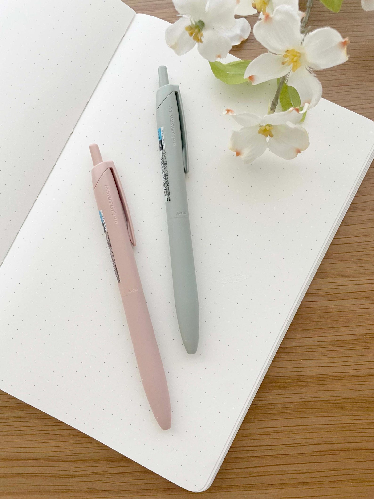 Jetstream Ink Uni Jetstream Ballpoint Pen - Lite Touch Ink - Coral Pink/ Sage Green ...