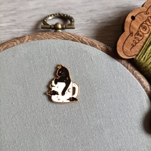 Cat in a mug needle minder, needle magnet for embroidery and cross stitch