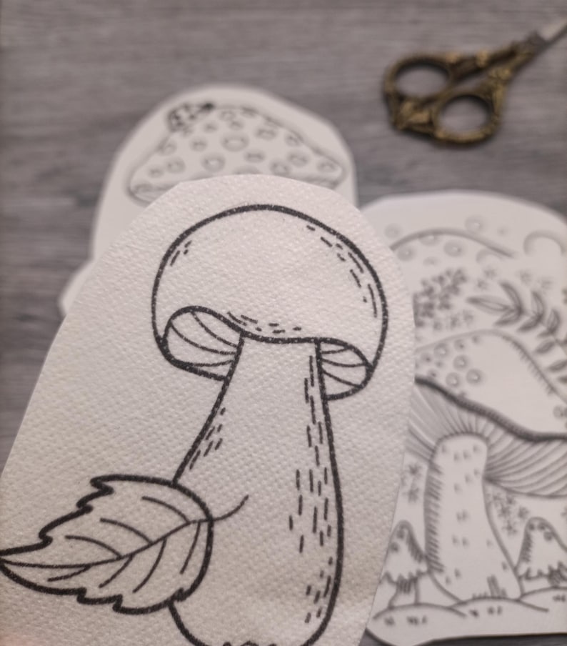 K&ouml;nnte beinhalten: Eine Schwarzwei&szlig;-Zeichnung eines Pilzes mit einem Blatt am Stiel. Der Pilz hat eine abgerundete Kappe mit einer strukturierten Oberfl&auml;che und einen langen, schlanken Stiel. Das Blatt ist einfach und hat eine spitze Spitze.