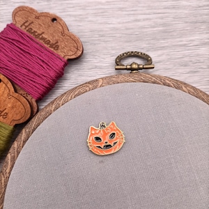 Kitty pumpkin needle minder, needle magnet for embroidery and cross stitch