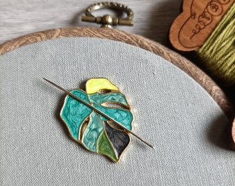 Monstera needle minder, needle magnet for embroidery and cross stitch
