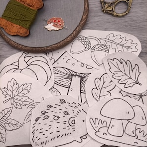 Pode incluir: Um conjunto de 10 padrões de bordado de feltro branco com temas outonais. Os padrões incluem um ouriço, cogumelos, bolotas, folhas e uma abóbora. Os padrões são projetados para bordado à mão e são perfeitos para adicionar um toque de outono à decoração da sua casa.