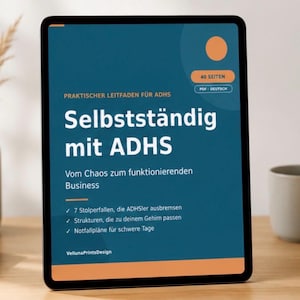 Könnte beinhalten: Ein digitales Tablet zeigt einen türkisfarbenen und orangefarbenen Leitfaden mit dem Titel "Selbstständig mit ADHS" und dem Untertitel "Vom Chaos zum funktionierenden Business". Der Bildschirm listet drei Punkte auf und enthält ein "40 SEITEN"-Abzeichen sowie "PDF - DEUTSCH".