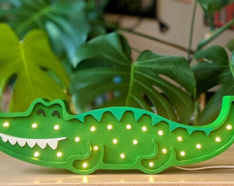 Handgefertigte hölzerne LED-Nachtlampe Krokodil, Kinderlampe, Kinderzimmerdeko, Krokolampe, Nachtlicht Kinder, Spielzimmer, Geburtstagsgeschenk für Babys