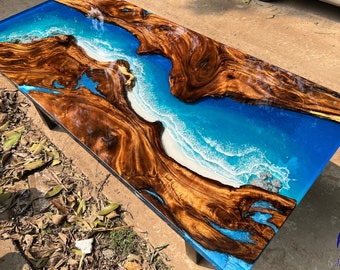 Mesa de comedor de borde natural con resina epoxi azul océano hecha a mano