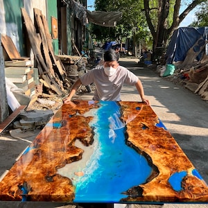 Mesa de comedor Mappa Wood Ocean de resina personalizada con borde natural