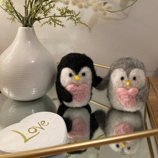Pingouins en laine faits main - Pingouins feutrés avec un coeur et se tenant la main. 7 ans d'existence de la laine, amitié, valentin, valentines