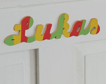 Namenszug Türschild für die Kinderzimmertür, mehrfarbig, aus Holz, selbstklebend, ab 15 Euro (abhängig von der Länge des Namens)