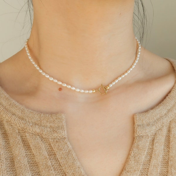Ras de cou avec perles de riz d'eau douce - Mini collier de perles - Collier à bascule de perles - Petit collier ras de cou de perles - Cadeau pour elle - Vivian