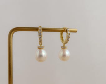 Aros de circonita cúbica - Plata de ley chapada en oro - Aros de perla de agua dulce - Aros de perla ovalada - Pendientes colgantes de perla - Regalo para ella