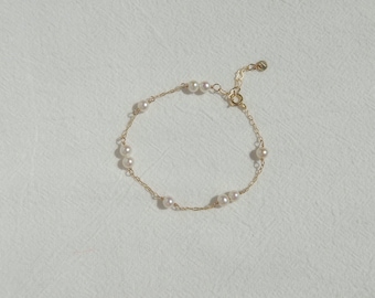Pulsera Etoilee Pearl Satellite, pulsera de perlas flotantes chapada en oro de 14k, joyería delicada para combinar con otras joyas a diario, regalo minimalista para ella.