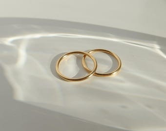 Anillo apilable liso - Anillo chapado en oro de 14 k - Anillo apilable clásico de oro - Regalo para ella - Anillo resistente al agua
