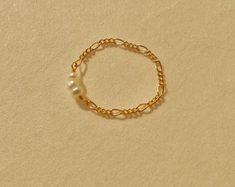 Lucie - Mini freshwater pearl with Figaro chain ring - Stackable 14k gold filled ring - Soft Chain Ring