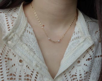 Collar Bisou Petal Chain - Oro laminado de 14k con perlas de agua dulce - Gargantilla de perlas flotantes con cadena de espejo - Joyería delicada para usar a diario
