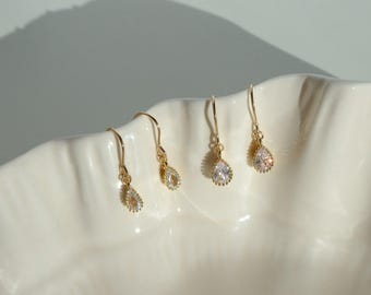 Pendientes de lágrima con circonita cúbica - Pendientes chapados en oro de 14 k - Pendientes de gota de cristal - Pendientes minimalistas con gancho