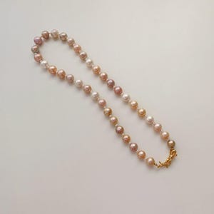 Colliers de perles baroques macaron - Collier de perles multicolores - Collier de perles baroques rondes de 8 à 10 mm - Rang de perles d&#39;eau douce rose pourpre